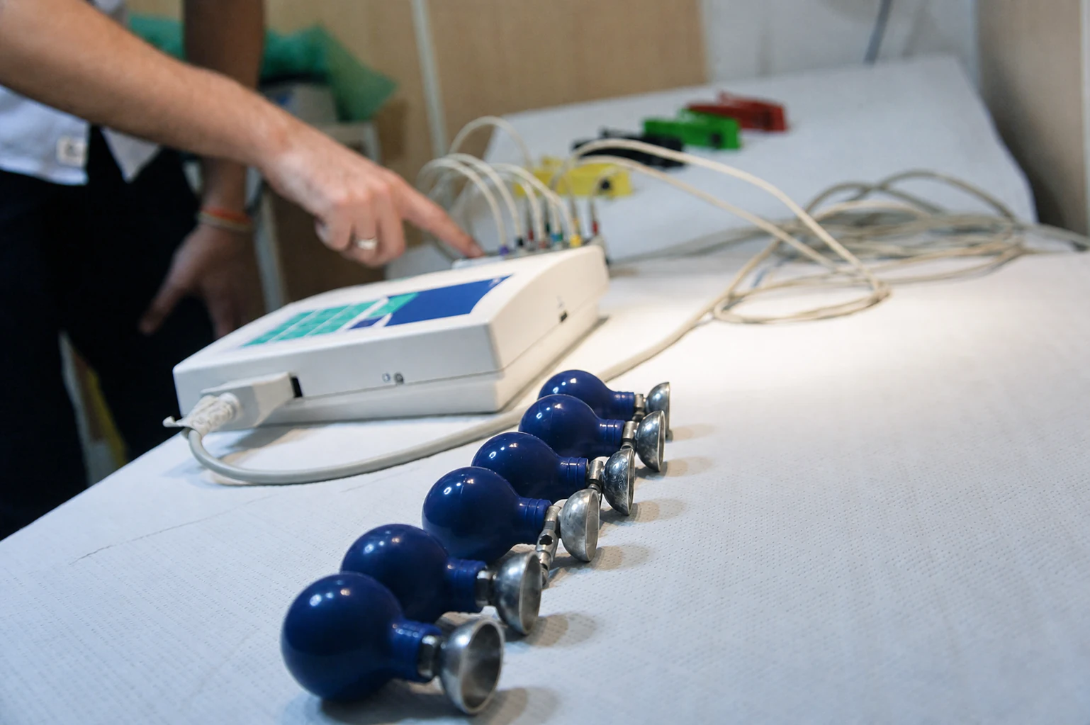 Comprobación de electrodos de electrocardiografía